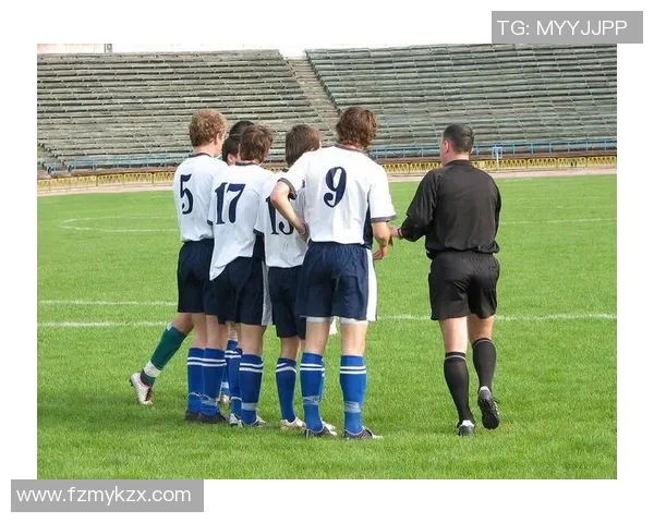 足球场上的旋转魅力拿球转圈的明星球员展现绝技与风采