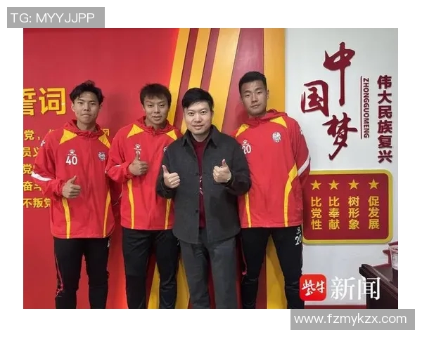 足球明星亲临校园为小朋友签名传递梦想与激情 足球明星亲临校园为小朋友签名传递梦想与激情